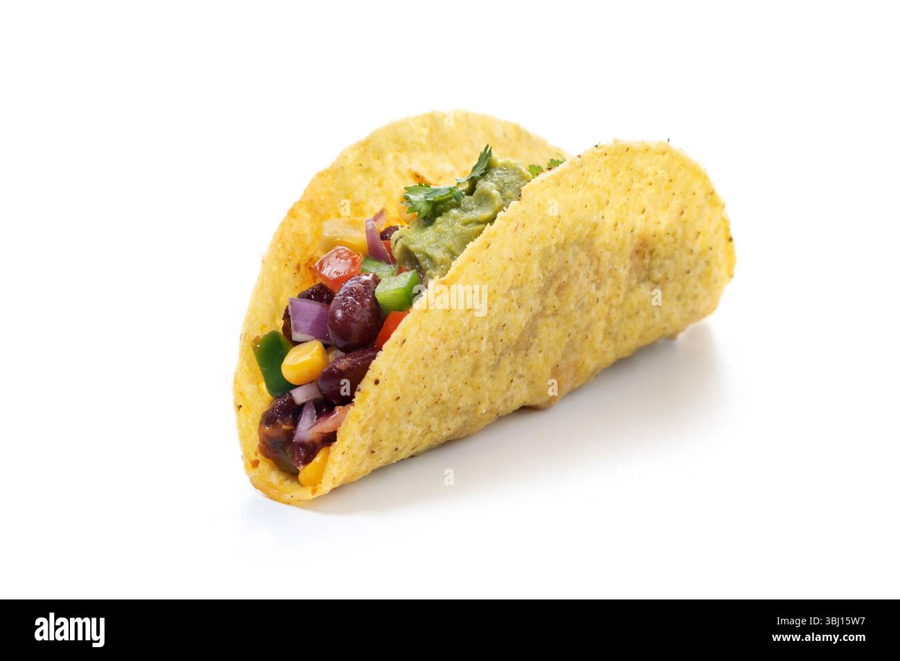 Primo piano di un colorato taco vegetariano con fagioli renali, mais, cipolla rossa a dadini, peperoni, pomodori ciliegini, guacamole fresco isolato sul dorso bianco Foto Stock