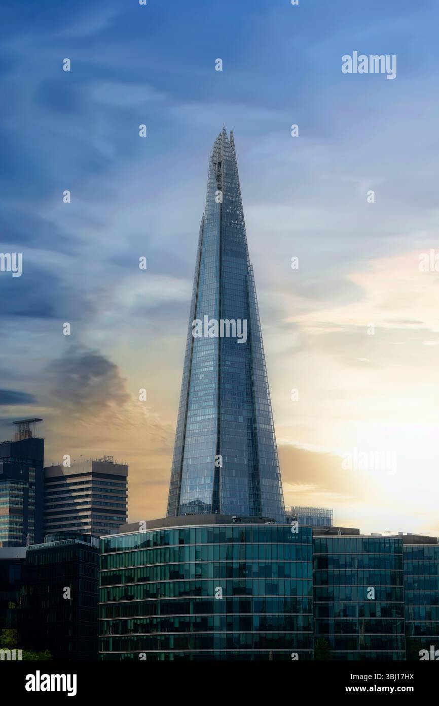 Londra, Inghilterra, Regno Unito - 3 maggio 2025: The Shard, un grattacielo a forma di piramide di 72 piani, progettato dall'architetto italiano Renzo piano. Foto Stock