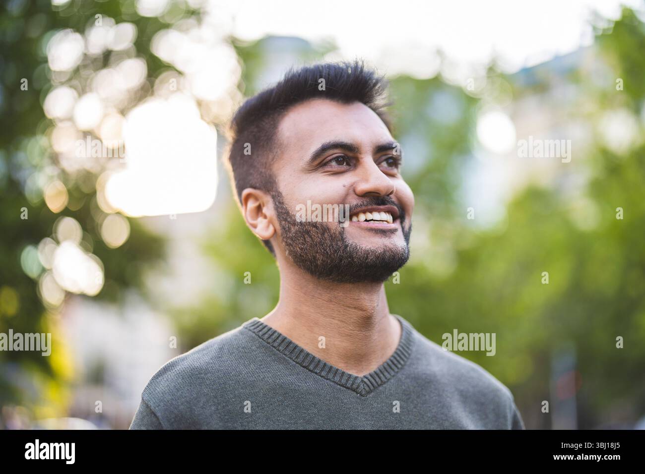 Ritratto di un bel giovane con la barba in città Foto Stock