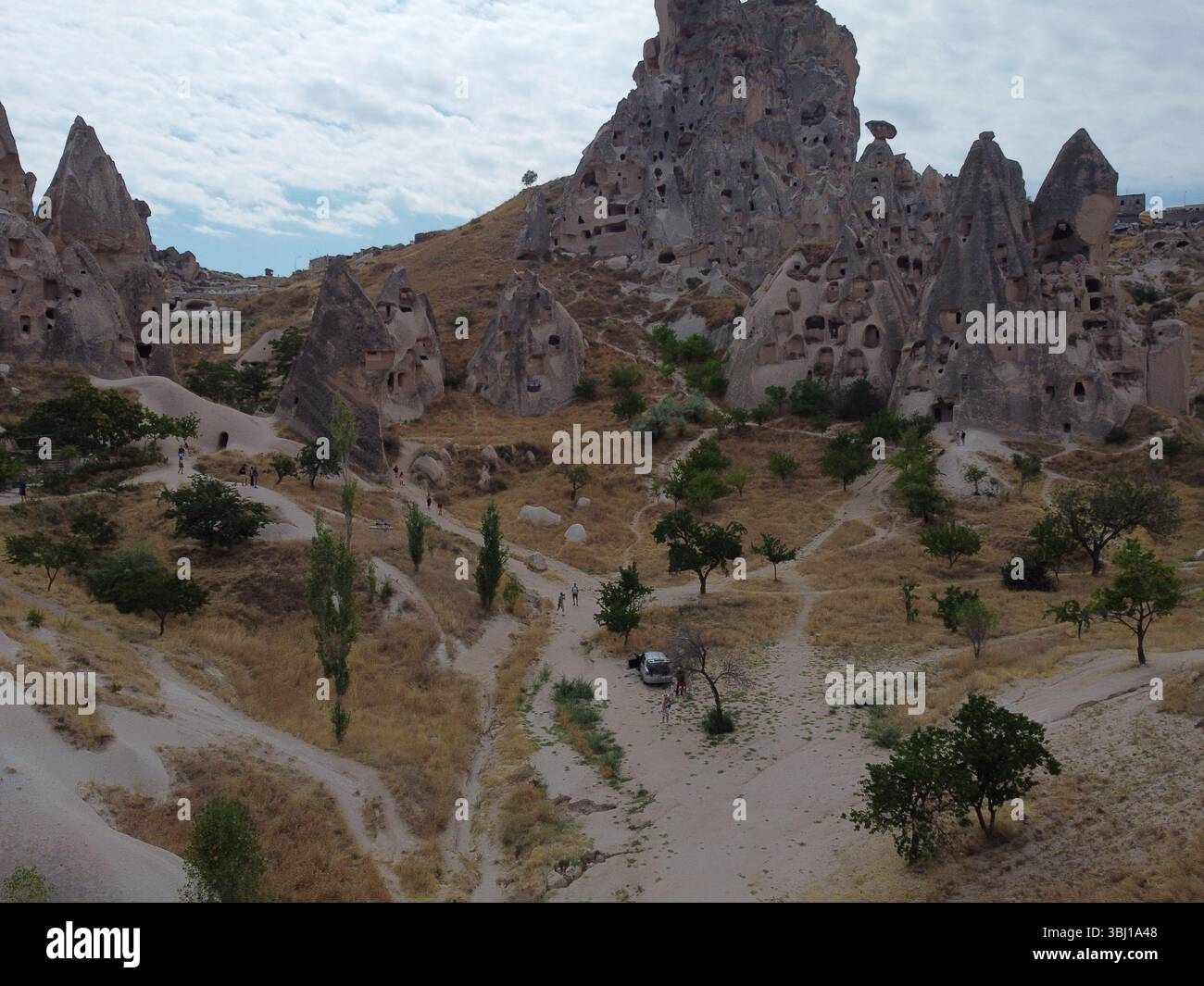Una vista droni di Göreme in Cappadocia, che rivela case nelle grotte, camini delle fate e antichi paesaggi immersi in luce soffusa e ricchi toni terrosi. Foto Stock
