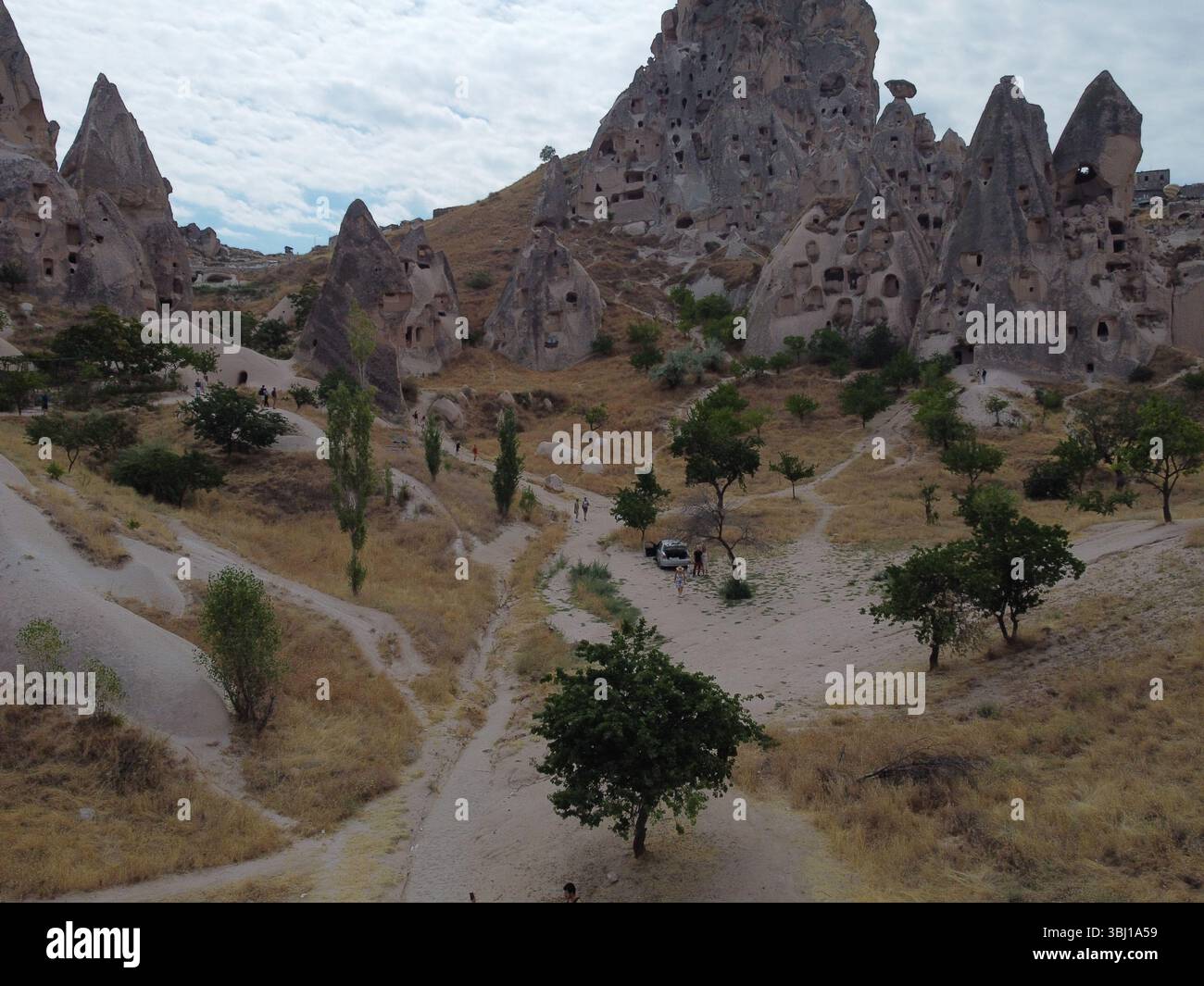 Una vista droni di Göreme in Cappadocia, che rivela case nelle grotte, camini delle fate e antichi paesaggi immersi in luce soffusa e ricchi toni terrosi. Foto Stock