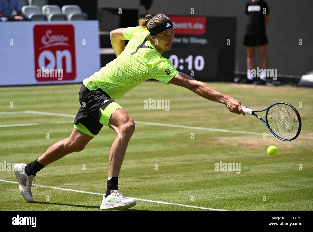 Stoccarda, Germania. 12 giugno 2025. Tennis: Tour ATP - Stoccarda, singoli, uomini, 1° round crediti: Marijan Murat/dpa/Alamy Live News Foto Stock