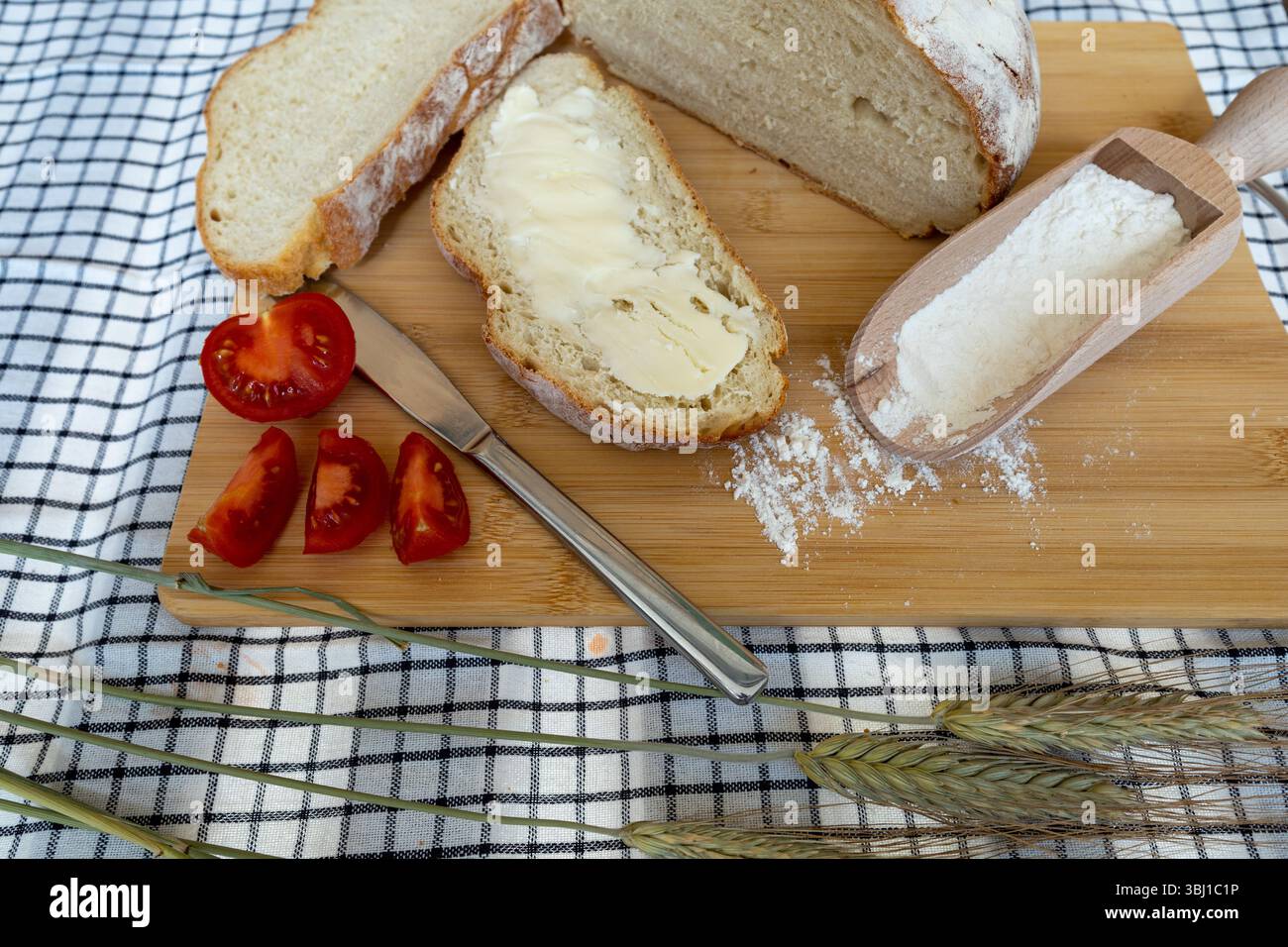 Prodotti da forno freschi e deliziosi preparati in una panetteria. Pane, baguette, panino, croissant, torta. Cibo sano, leggero e moderno Foto Stock