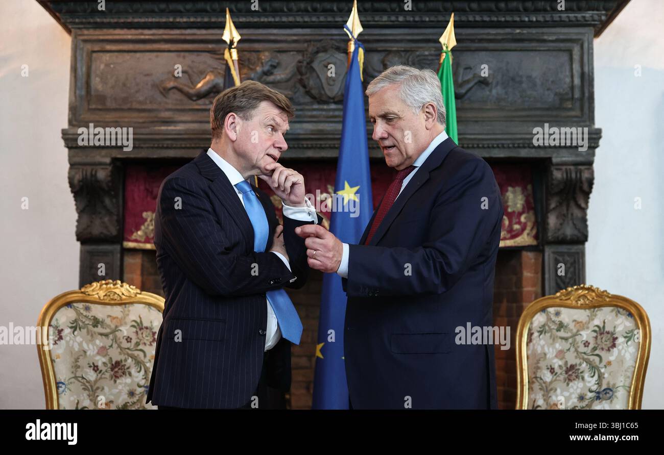 12 giugno 2025, Italia, Rom: Johann Wadephul (l, CDU), Ministro degli Esteri federale, e Antonio Tajani, Ministro degli Esteri italiano, intervengono alla riunione di Weimar Plus. Foto: Hannes P. Albert/dpa Foto Stock