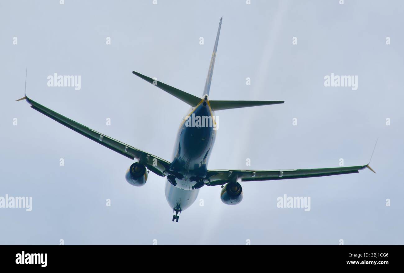 Parte inferiore del jet passeggeri Ryanair Boeing 737-8AS che decolla dall'aeroporto Severiano Ballesteros in partenza per Manchester Regno Unito Santander Cantabria Spagna Europa Foto Stock