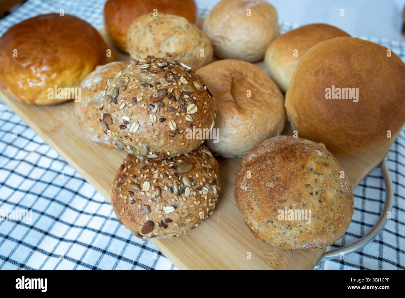 Prodotti da forno freschi e deliziosi preparati in una panetteria. Pane, baguette, panino, croissant, torta. Cibo sano, leggero e moderno Foto Stock