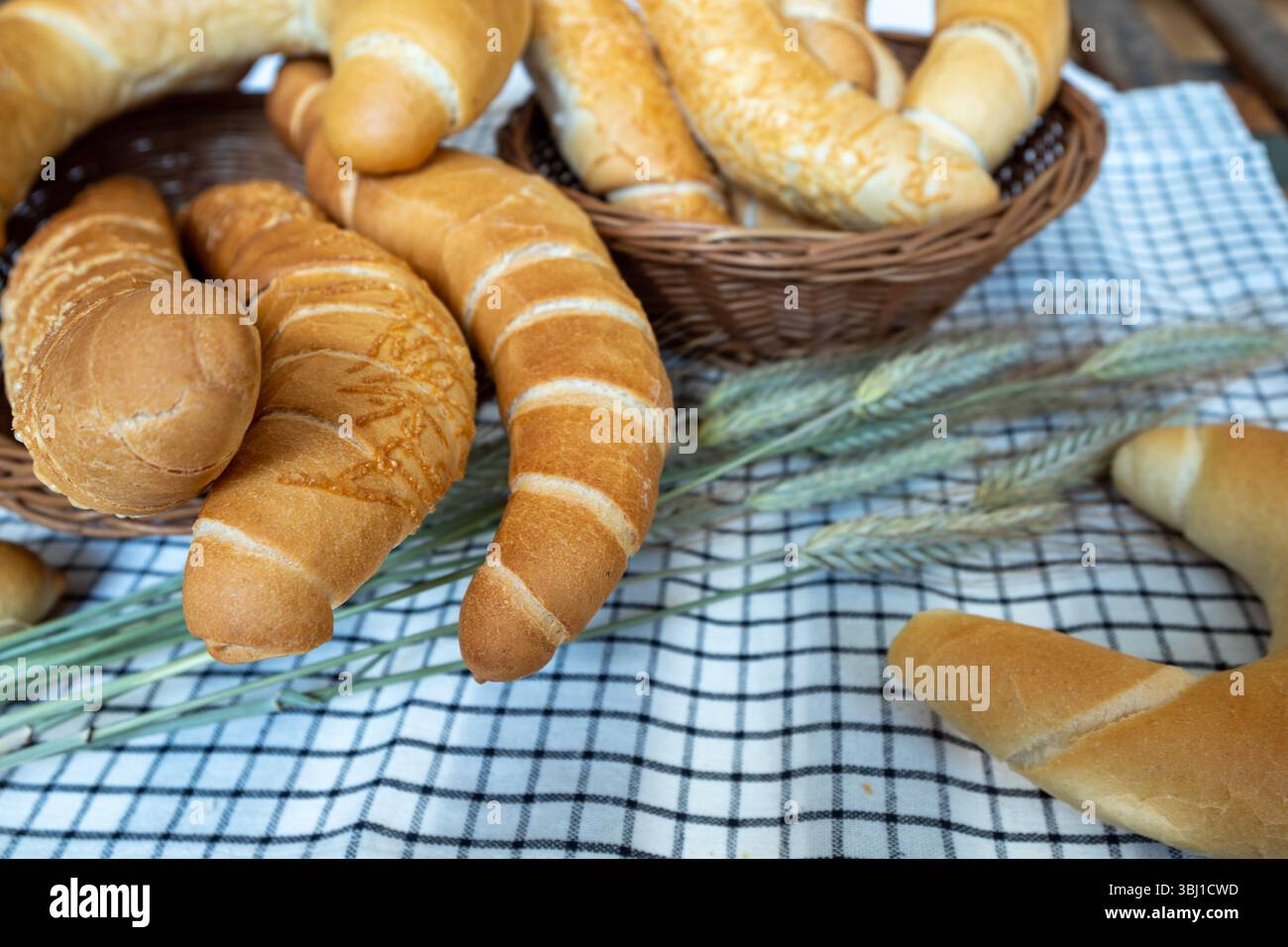 Prodotti da forno freschi e deliziosi preparati in una panetteria. Pane, baguette, panino, croissant, torta. Cibo sano, leggero e moderno Foto Stock