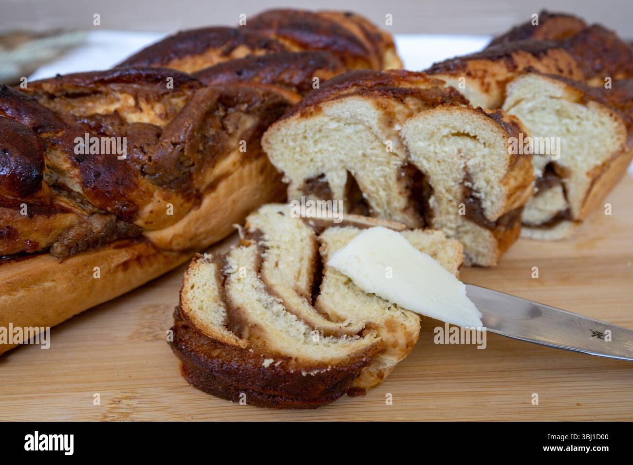 Prodotti da forno freschi e deliziosi preparati in una panetteria. Pane, baguette, panino, croissant, torta. Cibo sano, leggero e moderno Foto Stock