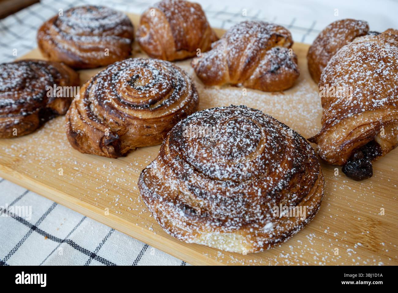 Prodotti da forno freschi e deliziosi preparati in una panetteria. Pane, baguette, panino, croissant, torta. Cibo sano, leggero e moderno Foto Stock