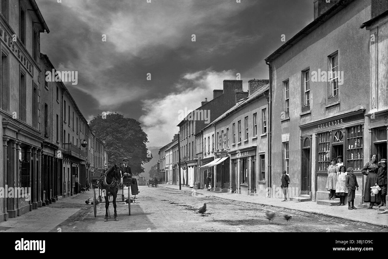 Una fotografia della fine del XIX secolo della Main Street a Cappoquin, Contea di Waterford, Irlanda. La città si trova sul fiume Blackwater e si trova ai piedi delle Knockmealdown Mountains. Foto Stock