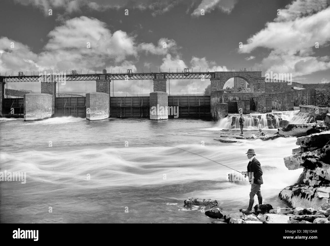 Una fotografia della fine del XIX secolo di pescatori al Salmon Leap sul fiume Erne a Belleek, contea di Fermanagh, Irlanda del Nord. Sembra che il salto sia stato successivamente rimosso durante la costruzione di una centrale elettrica con dighe artificiali. Foto Stock