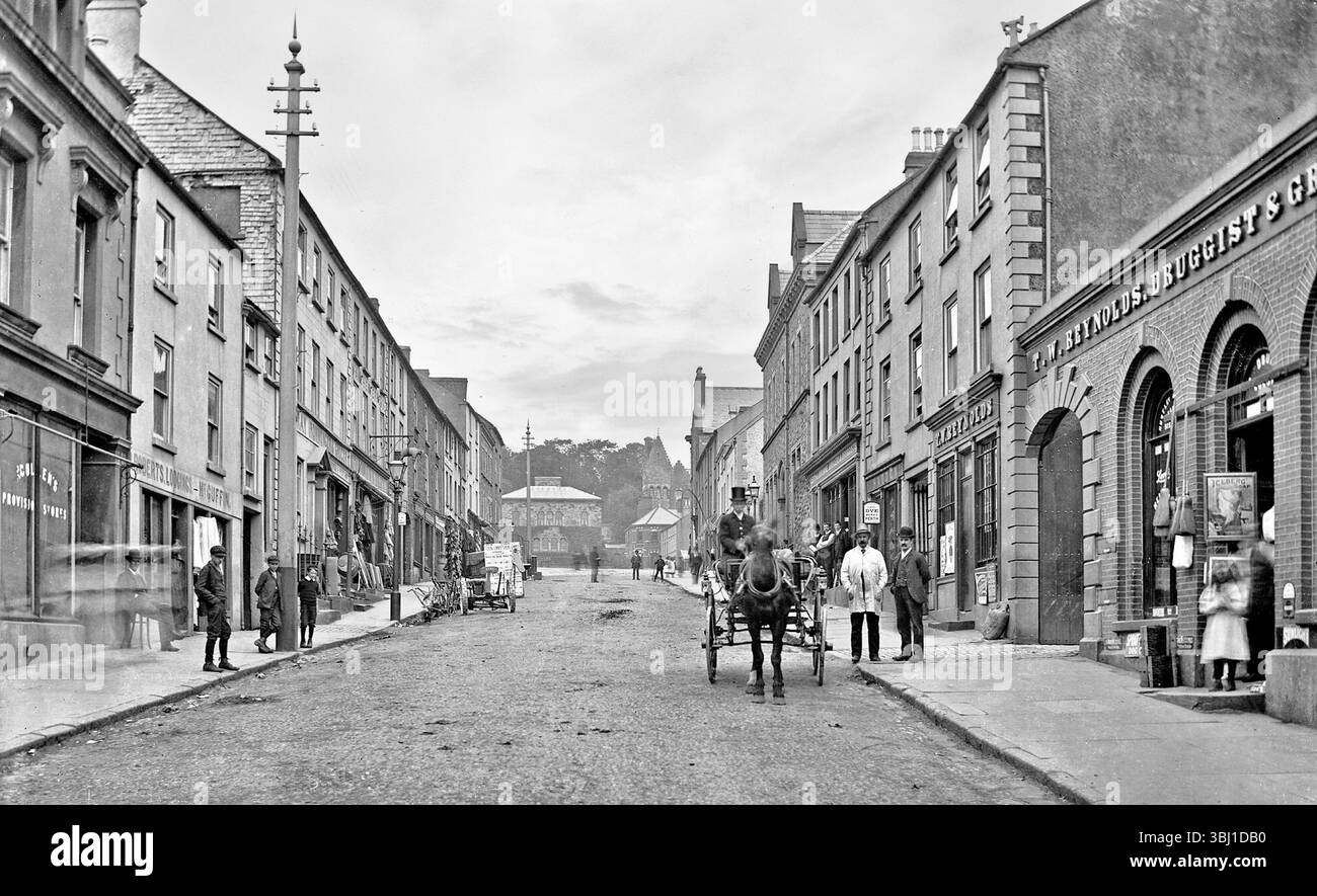 Una fotografia della fine del XIX secolo di Scotch Street a Dungannon, Contea di Tyrone, Irlanda del Nord. Per secoli fu la "capitale" della dinastia o'Neill di Tír Eoghain, che dominò la maggior parte dell'Ulster e costruì un castello sulla collina. Dopo la sconfitta degli o'Neill nella Guerra dei nove anni, gli inglesi fondarono una città di piantagione sul sito, che crebbe in quella che oggi è Dungannon. Foto Stock