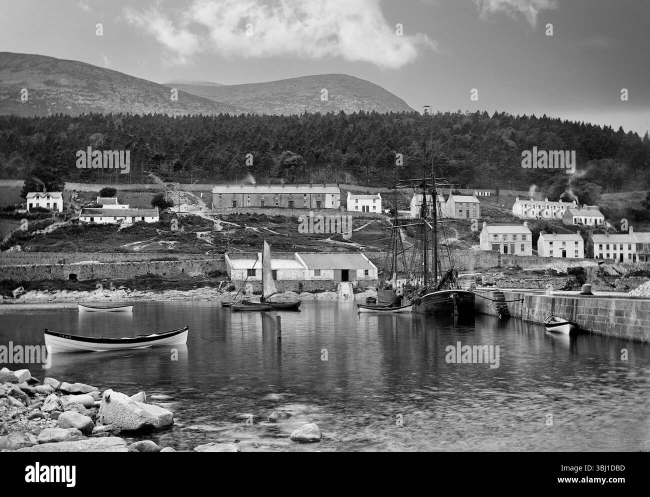 Una fotografia della fine del XIX secolo di un paio di macchie di pesca nel porto di Newcastle, nella contea di Down, nell'Irlanda del Nord. Una popolare località balneare, molti visitatori camminano sulle montagne di Mourne, resa famosa in "le montagne di Mourne", la canzone di Percy French. Foto Stock