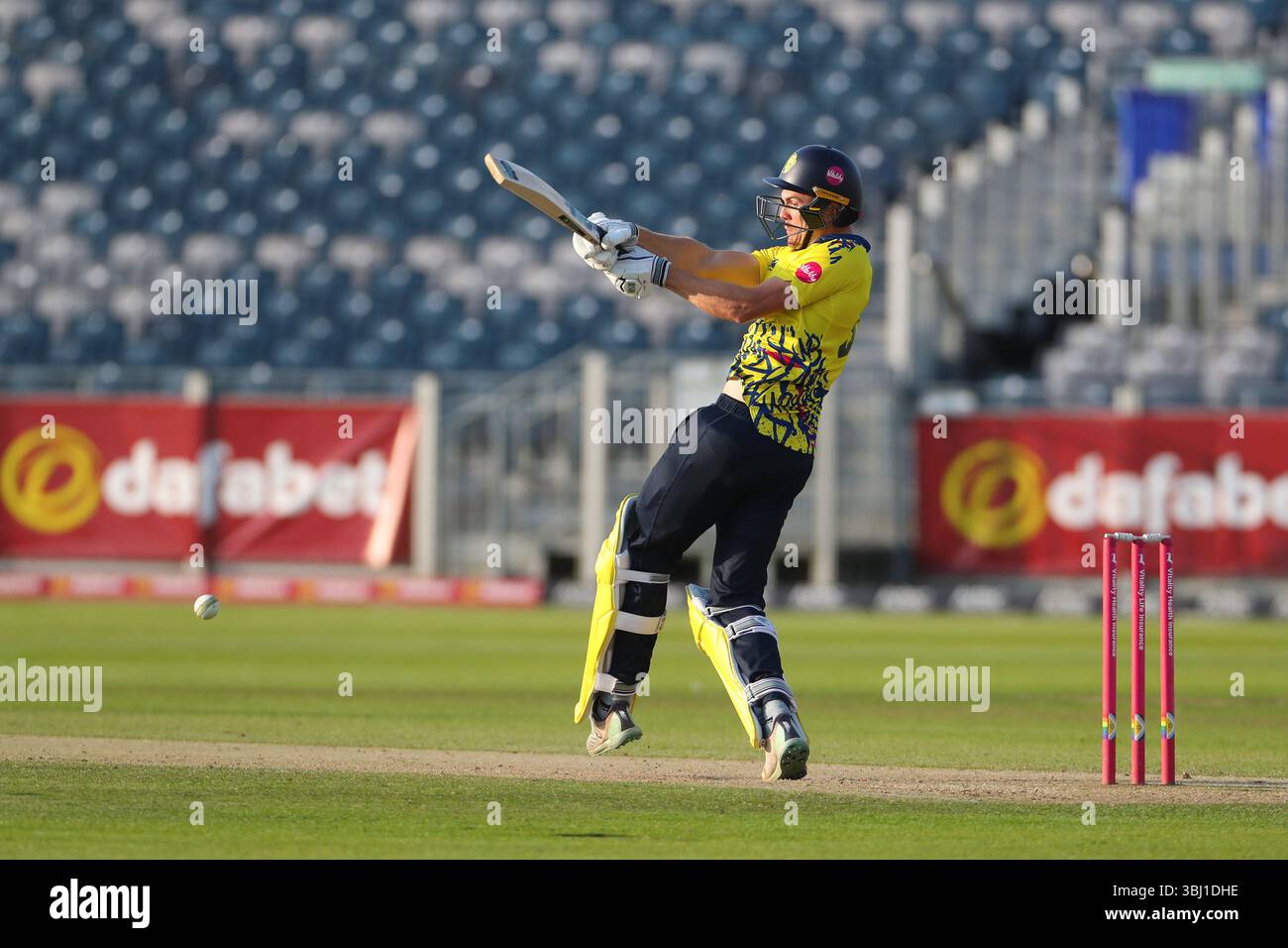 Kasey Aldridge di Durham viene visto in battuta durante il Vitality Blast T20 match tra Durham Cricket e Derbyshire Falcons al Banks Homes Riverside, Chester le Street, mercoledì 11 giugno 2025. (Foto: Mark Fletcher| notizie mi) Foto Stock