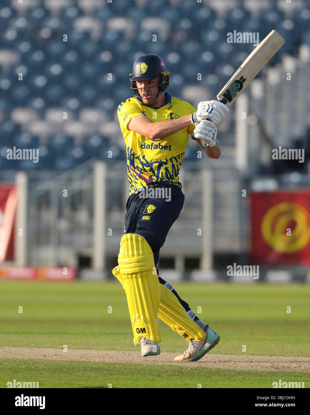 Kasey Aldridge di Durham viene visto in battuta durante il Vitality Blast T20 match tra Durham Cricket e Derbyshire Falcons al Banks Homes Riverside, Chester le Street, mercoledì 11 giugno 2025. (Foto: Mark Fletcher| notizie mi) Foto Stock