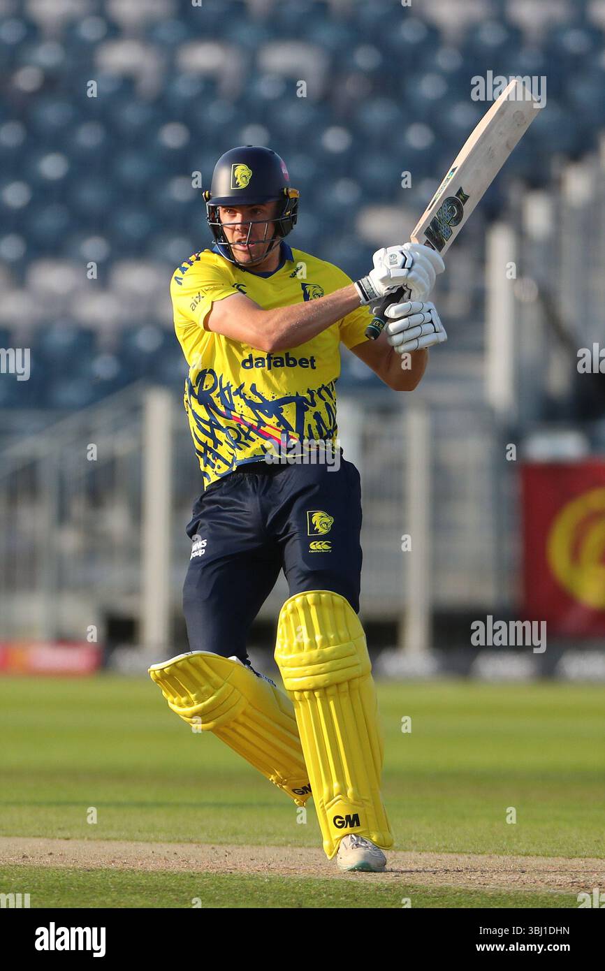 Kasey Aldridge di Durham viene visto in battuta durante il Vitality Blast T20 match tra Durham Cricket e Derbyshire Falcons al Banks Homes Riverside, Chester le Street, mercoledì 11 giugno 2025. (Foto: Mark Fletcher| notizie mi) Foto Stock