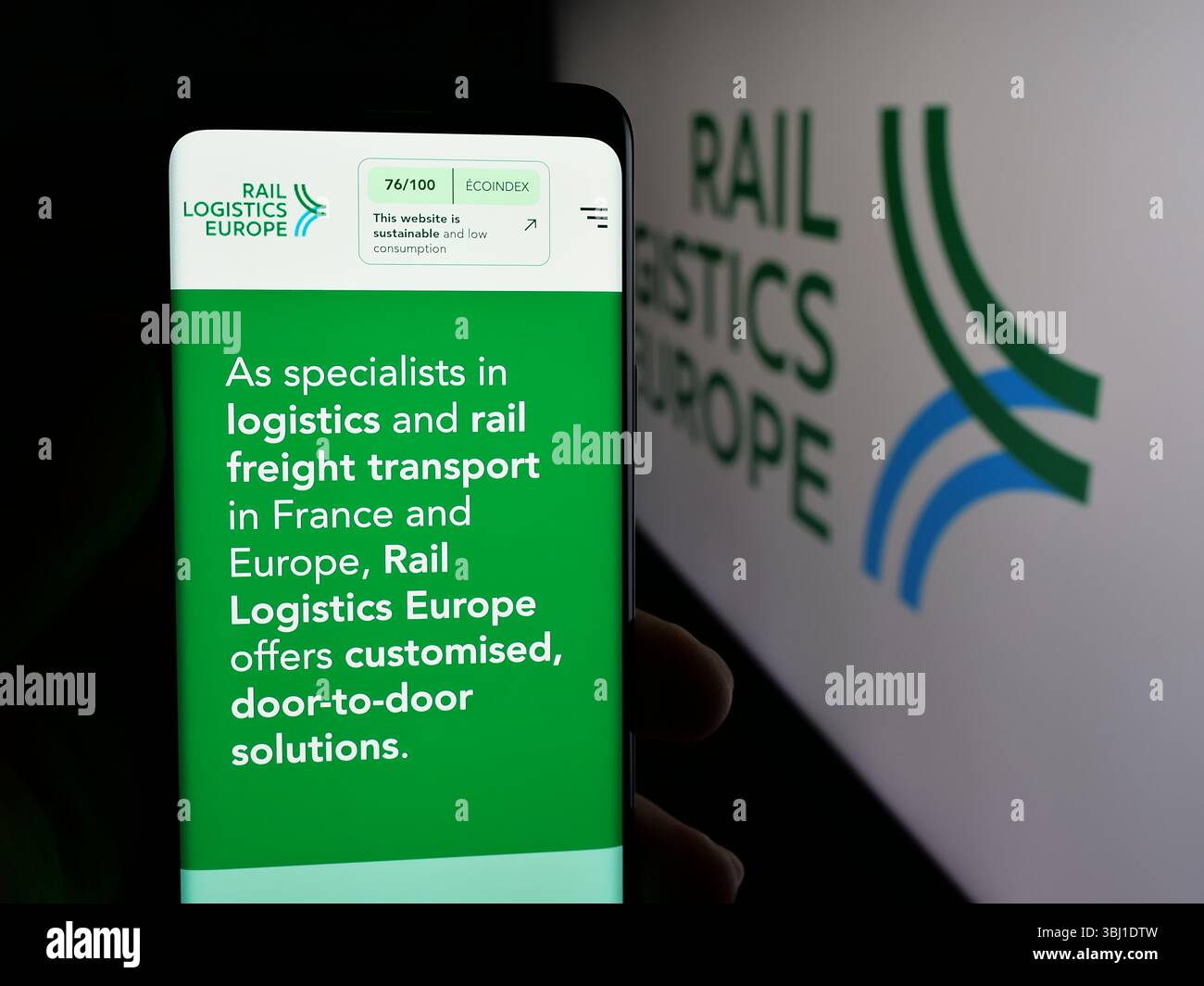 Stoccarda, Germania - 03-21-2025: Persona che detiene il cellulare con pagina web della società francese Rail Logistics Europe (RLE) sullo schermo davanti al logo. Foto Stock