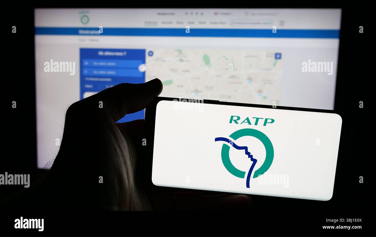 Stoccarda, Germania - 03-21-2025: Persona che possiede un telefono cellulare con il logo della società francese di trasporto pubblico RATP sullo schermo davanti alla pagina web. Foto Stock
