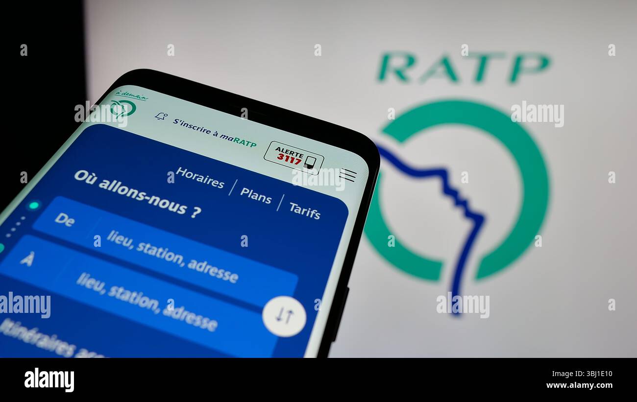 Stoccarda, Germania - 03-21-2025: Telefono cellulare con sito web della società francese di trasporti pubblici RATP sullo schermo davanti al logo. Foto Stock
