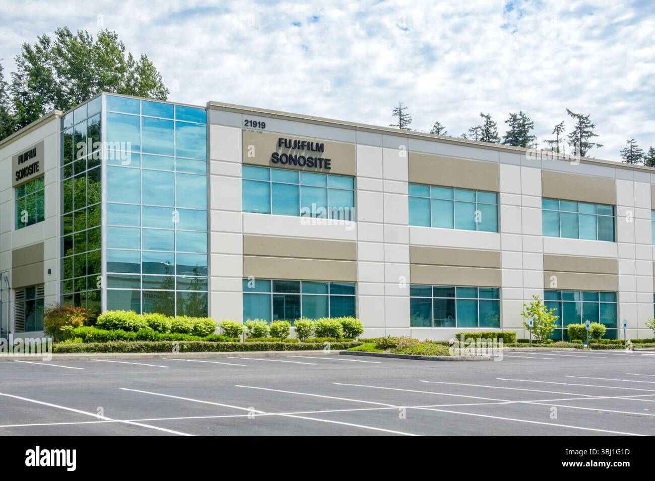 BOTHELL, WA, USA, 25 MAGGIO 2025: Stabilimento Fujifilm Sonosite e logo del marchio. Foto Stock
