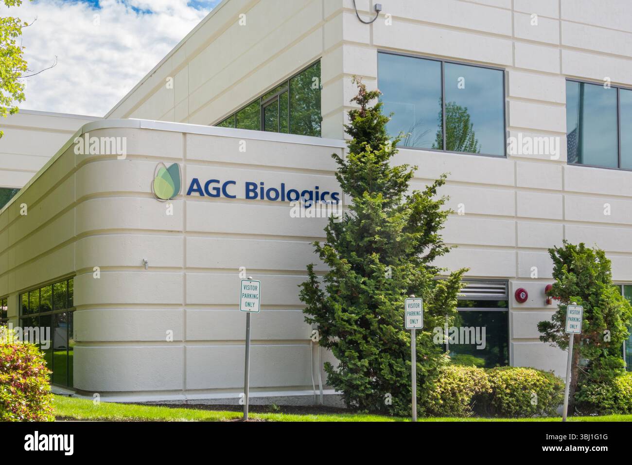 BOTHELL, WA, USA, 25 MAGGIO 2025: Logo esterno e marchio del laboratorio AGC Biologics. Foto Stock