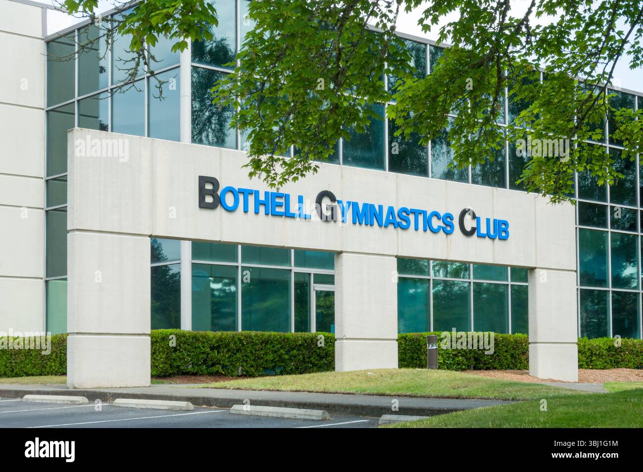 BOTHELL, WA, USA, 25 MAGGIO 2025: Esterno del Bothell Gymastics Club e logo del marchio. Foto Stock
