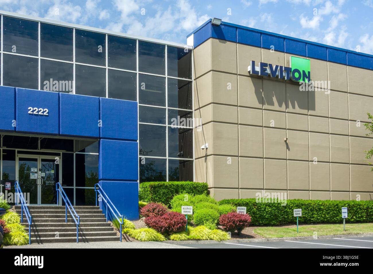 BOTHELL, WA, USA, 25 MAGGIO 2025: Logo esterno e marchio Leviton Manufacturing Company. Foto Stock