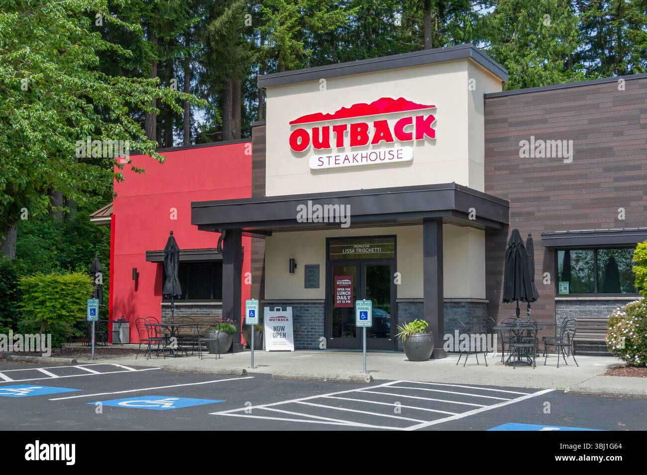 BOTHELL, WA, USA, 25 MAGGIO 2025: Esterno del ristorante Outback Steakhouse e logo del marchio. Foto Stock