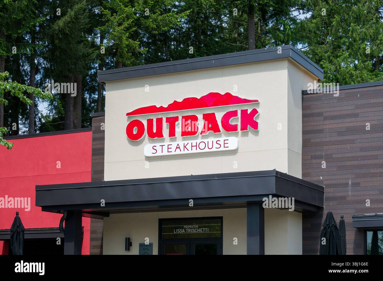 BOTHELL, WA, USA, 25 MAGGIO 2025: Esterno del ristorante Outback Steakhouse e logo del marchio. Foto Stock