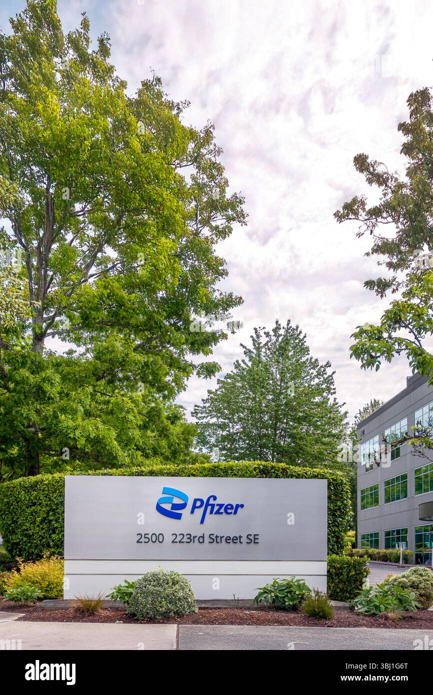 BOTHELL, WA, USA, 25 MAGGIO 2025: Logo esterno e marchio degli uffici regionali Pfizer. Foto Stock