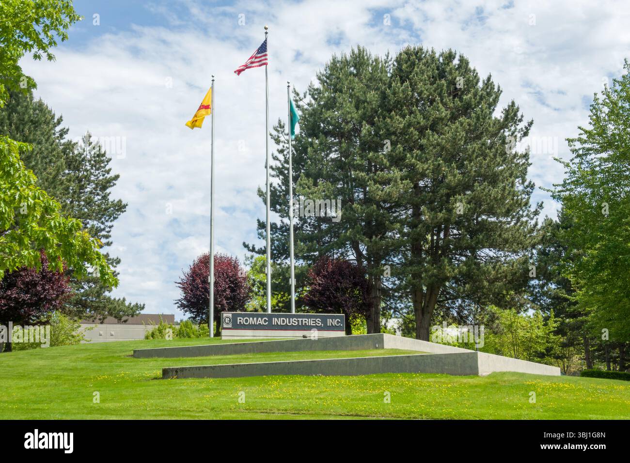 BOTHELL, WA, USA, 25 MAGGIO 2025: Logo esterno e marchio della sede centrale di Romac Industries. Foto Stock