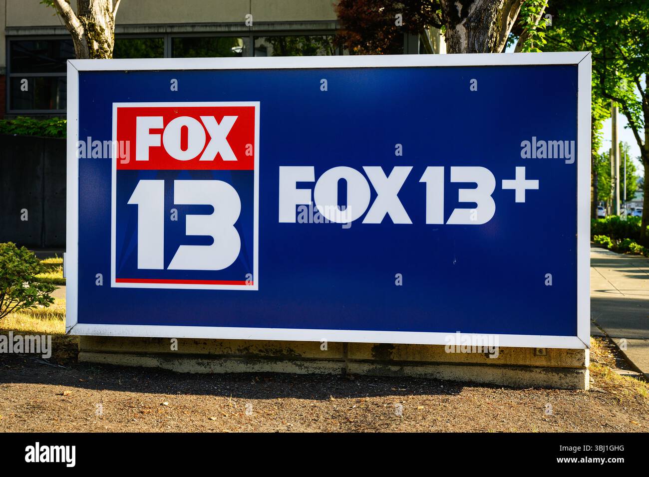 Seattle - 8 giugno 2025; firma per le stazioni televisive locali di Seattle e per la Fox affiliata Fox 13 Foto Stock
