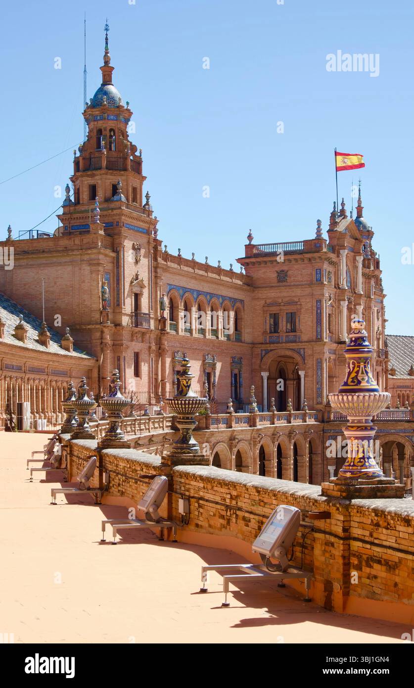 Costruito nel 1928 per l'esposizione ibero-americana del 1929 della torre Plaza de España e bandiera spagnola del Parco Maria Luisa Siviglia Andalusia Spagna Europa Foto Stock