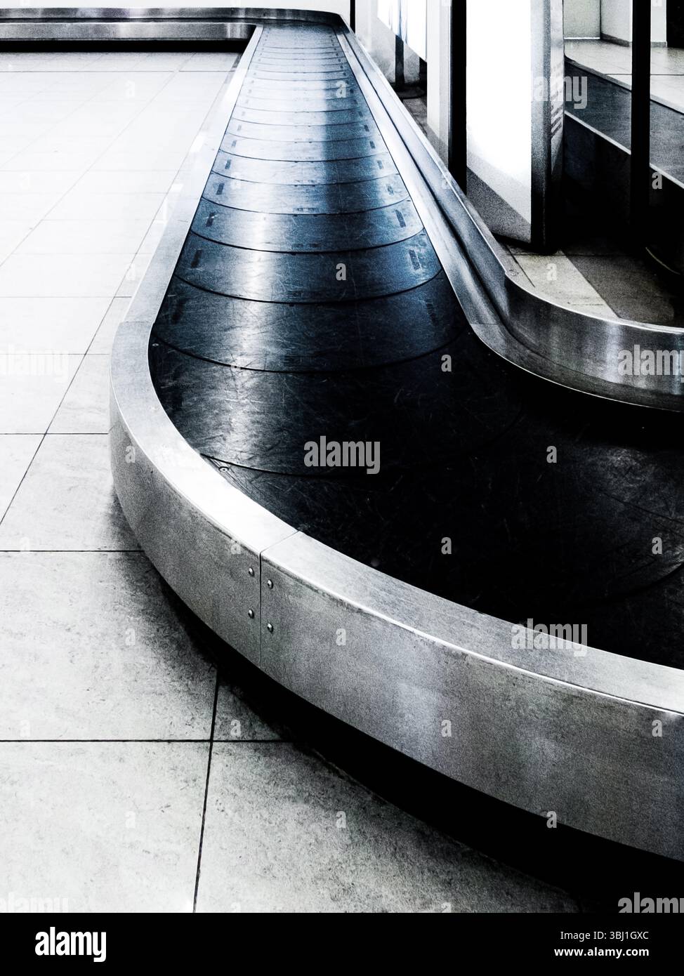 Un carosello bagagli vuoto in un aeroporto. Foto Stock