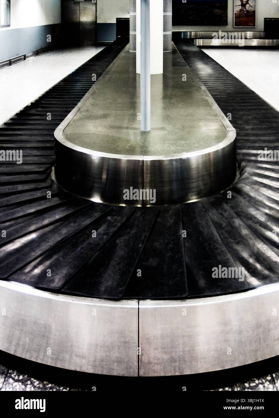 Un carosello bagagli vuoto in un aeroporto. Foto Stock