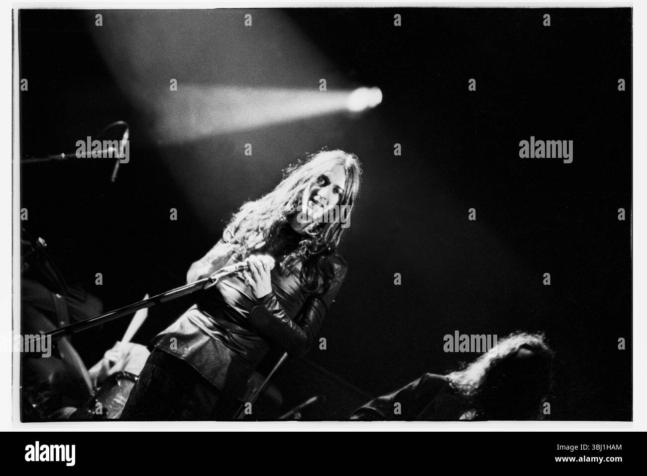 THE BLACK CROWES, GLASTONBURY 1993: Il cantante Chris Robinson dei Black Crowes sul Pyramid Stage al Glastonbury Festival, Pilton, Inghilterra, giugno 26 1993. Fotografia: ROB WATKINS Foto Stock