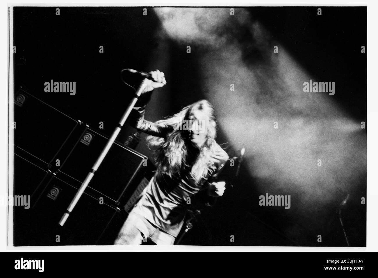 THE BLACK CROWES, GLASTONBURY 1993: Il cantante Chris Robinson dei Black Crowes sul Pyramid Stage al Glastonbury Festival, Pilton, Inghilterra, giugno 26 1993. Fotografia: ROB WATKINS Foto Stock