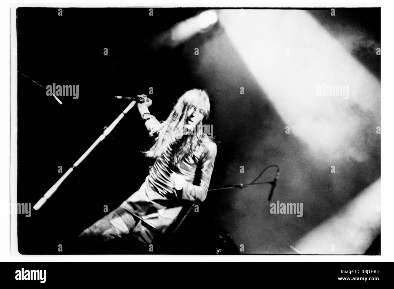 THE BLACK CROWES, GLASTONBURY 1993: Il cantante Chris Robinson dei Black Crowes sul Pyramid Stage al Glastonbury Festival, Pilton, Inghilterra, giugno 26 1993. Fotografia: ROB WATKINS Foto Stock
