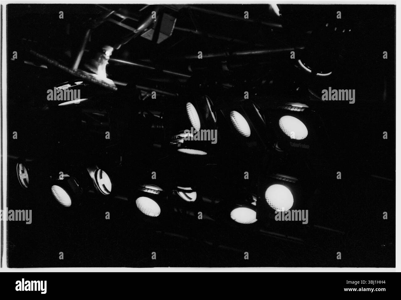 LUCI DI SCENA, PALCO A PIRAMIDE, GLASTONBURY 1993: Un impianto di illuminazione vecchio stile al Glastonbury Festival, Pilton, Inghilterra, giugno 25-27 1993. Fotografia: ROB WATKINS Foto Stock