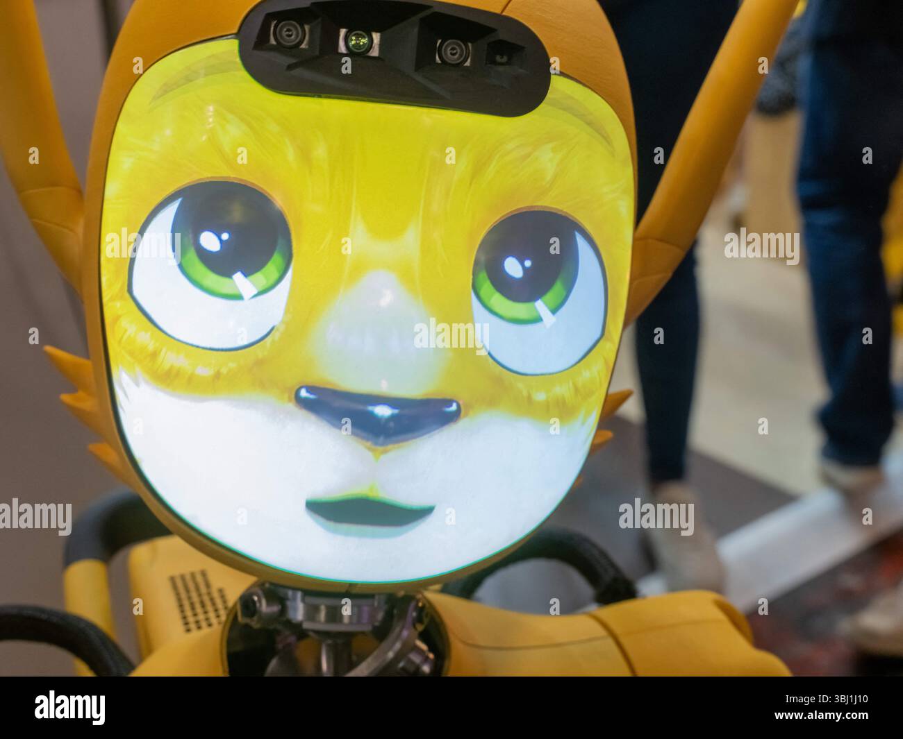 Parigi, Francia. 12 giugno 2025. Enchanted Tools Mirokai robot durante la 9a edizione del Vivatech, a Parigi, in Francia, il 12 giugno 2025. La startup francese Enchanted Tools sta introducendo robot con intelligenza artificiale. Foto di Mario Fourmy/ABACAPRESS.COM credito: Abaca Press/Alamy Live News Foto Stock