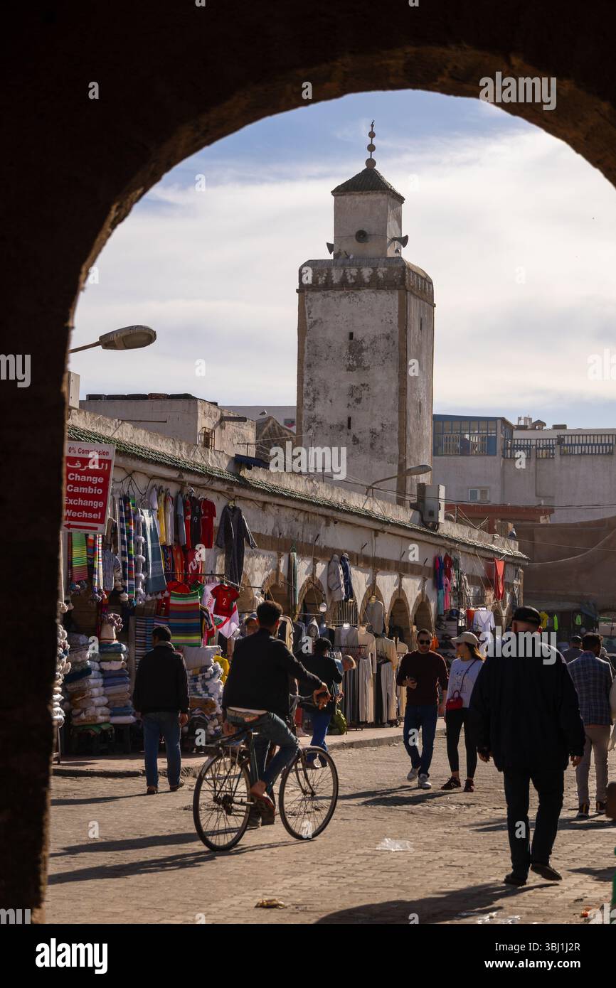 Essaouira, Marocco - 23 febbraio 2025: Un giro in bicicletta per le strade della medina di Essaouira, il souq locale o il mercato della città vecchia. Foto Stock
