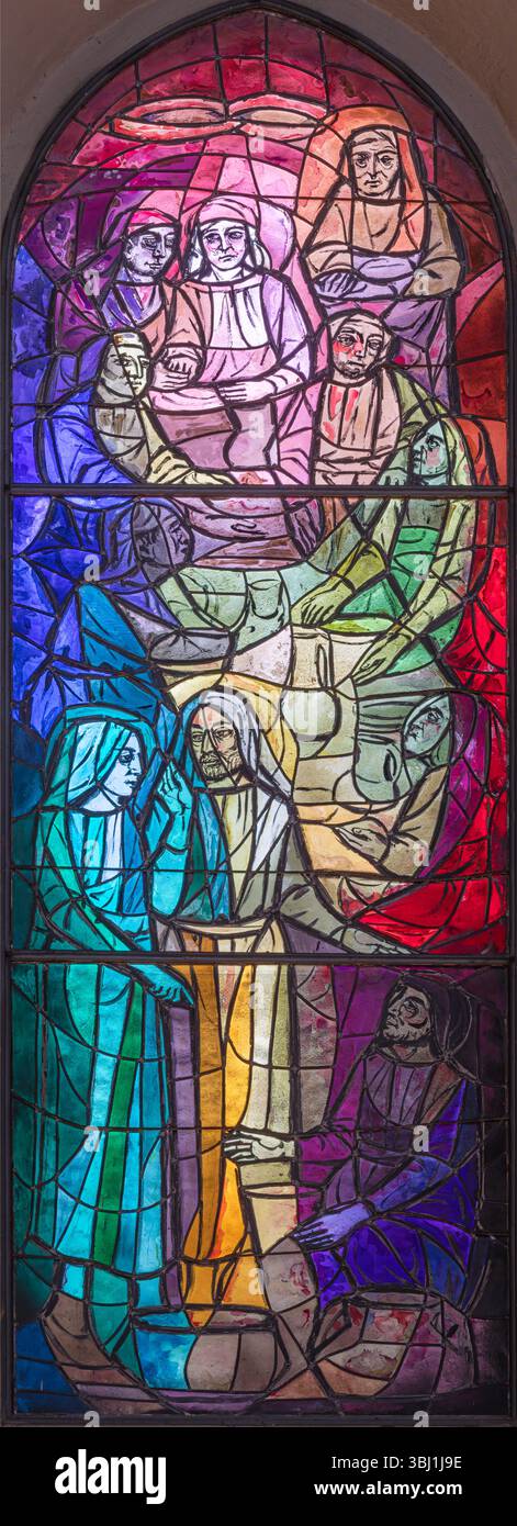 Firenze - la trasformazione dell'acqua in vino al matrimonio a Cana sulle moderne vetrate della chiesa di San Francesco. Foto Stock