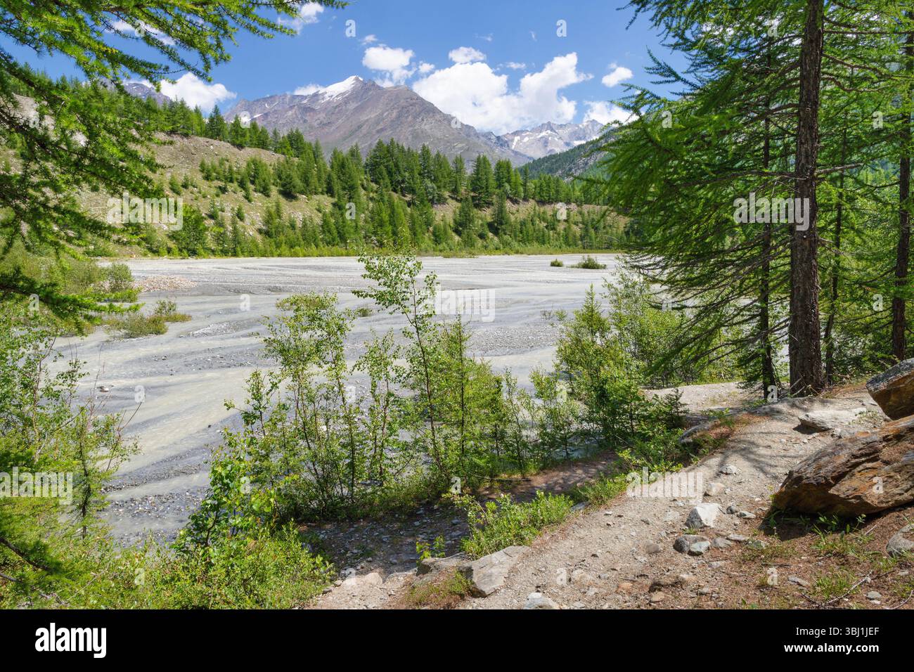 Il corso d'acqua glaciale sotto la cima del Dom nelle alpi Walliser. Foto Stock