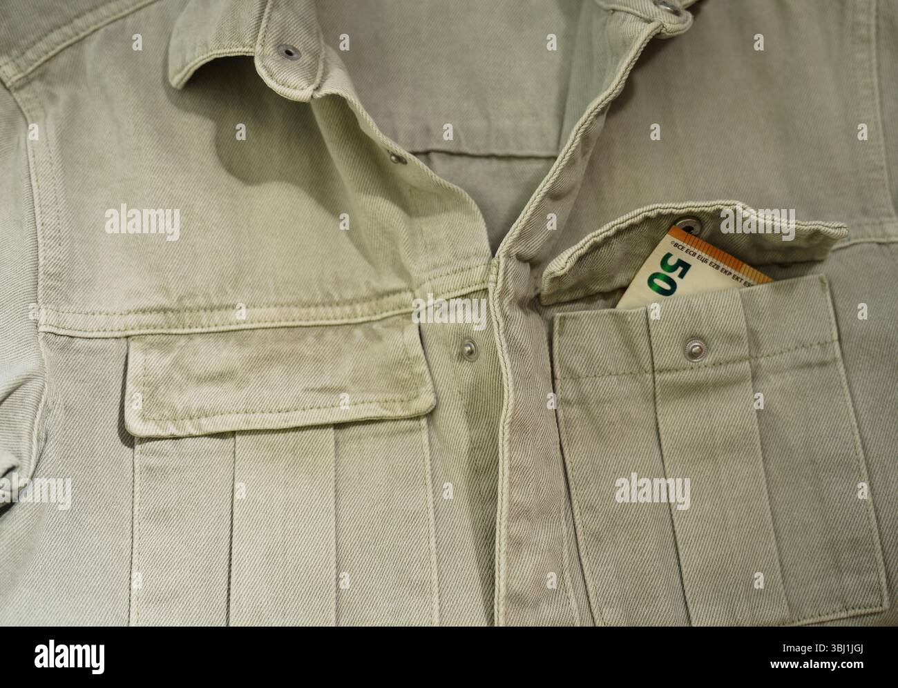 Concetto di corruzione: 50 Euro Banknote nascosto in una tasca per camicia Foto Stock