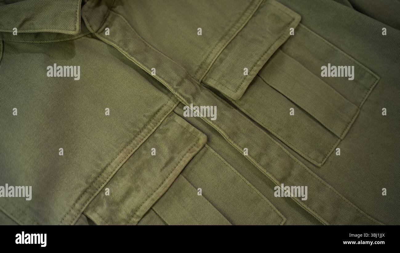 Camicia utility verde kaki con tasche con patta - texture in tessuto per primi piani Foto Stock