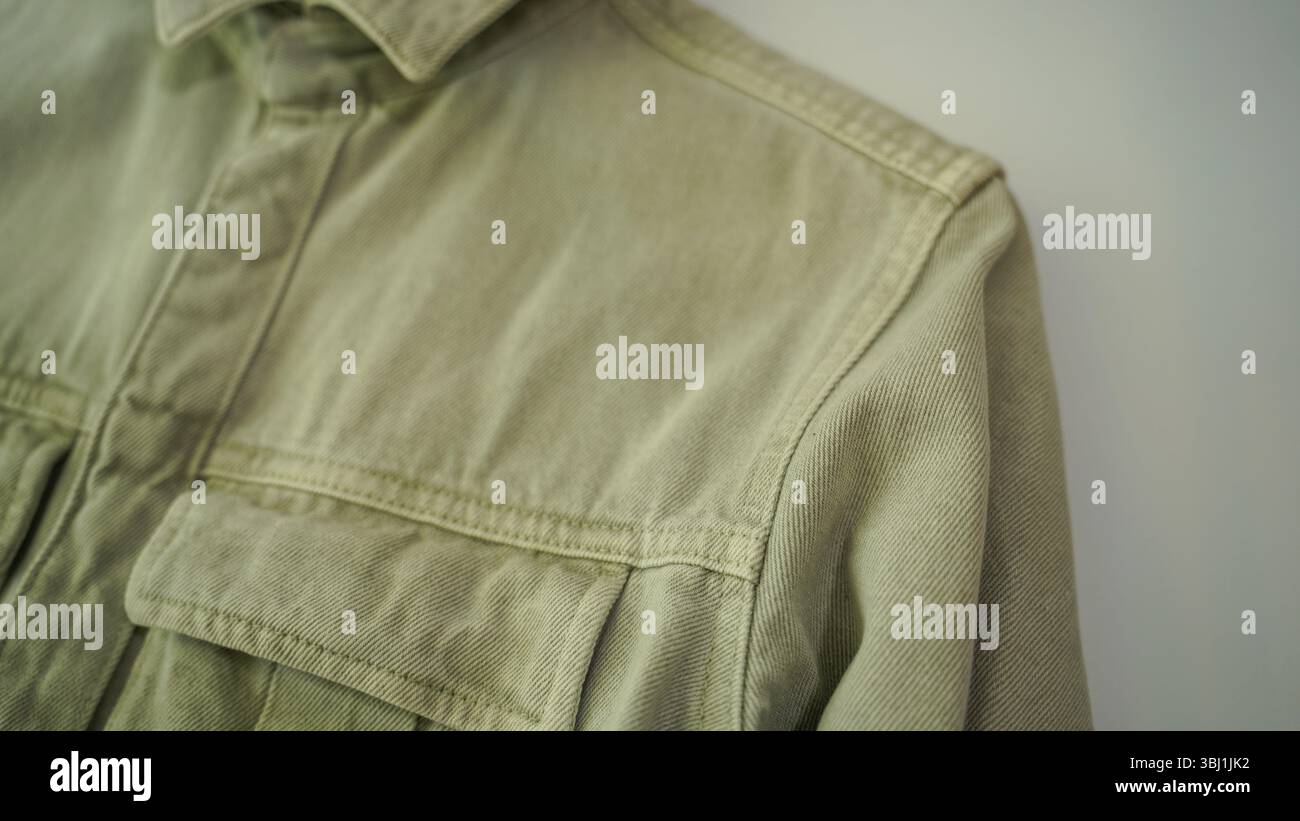 Camicia utility verde kaki con tasche con patta - texture in tessuto per primi piani Foto Stock