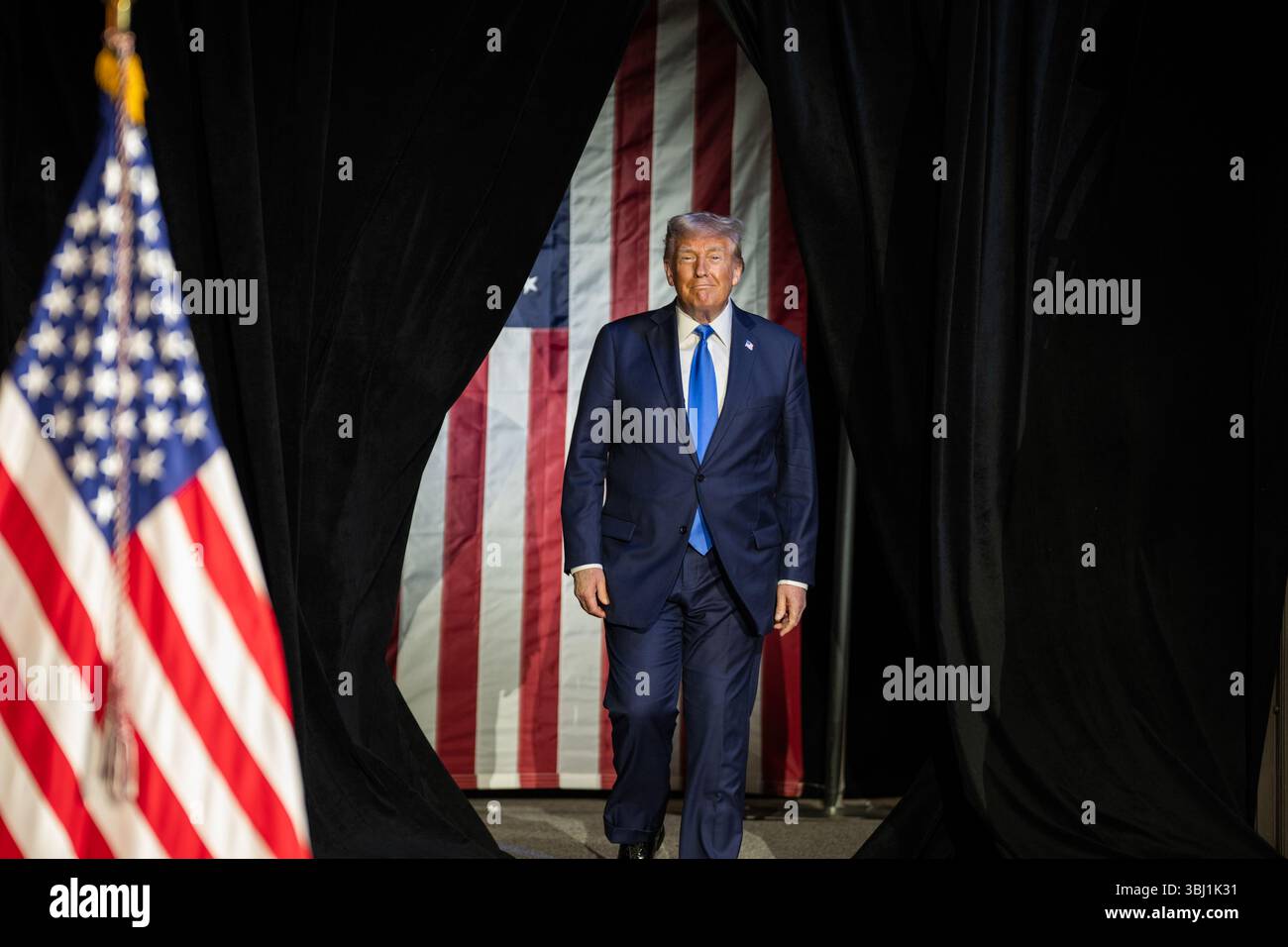 Il presidente Donald Trump tiene l'discorso di inizio alla cerimonia di laurea per l'Università dell'Alabama, giovedì 1 maggio 2025 Foto Stock