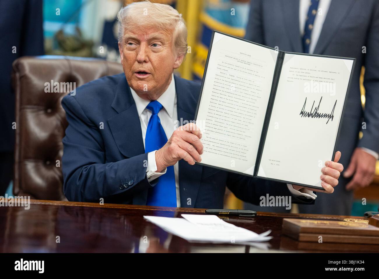 Il presidente Donald Trump firma ordini esecutivi Foto Stock