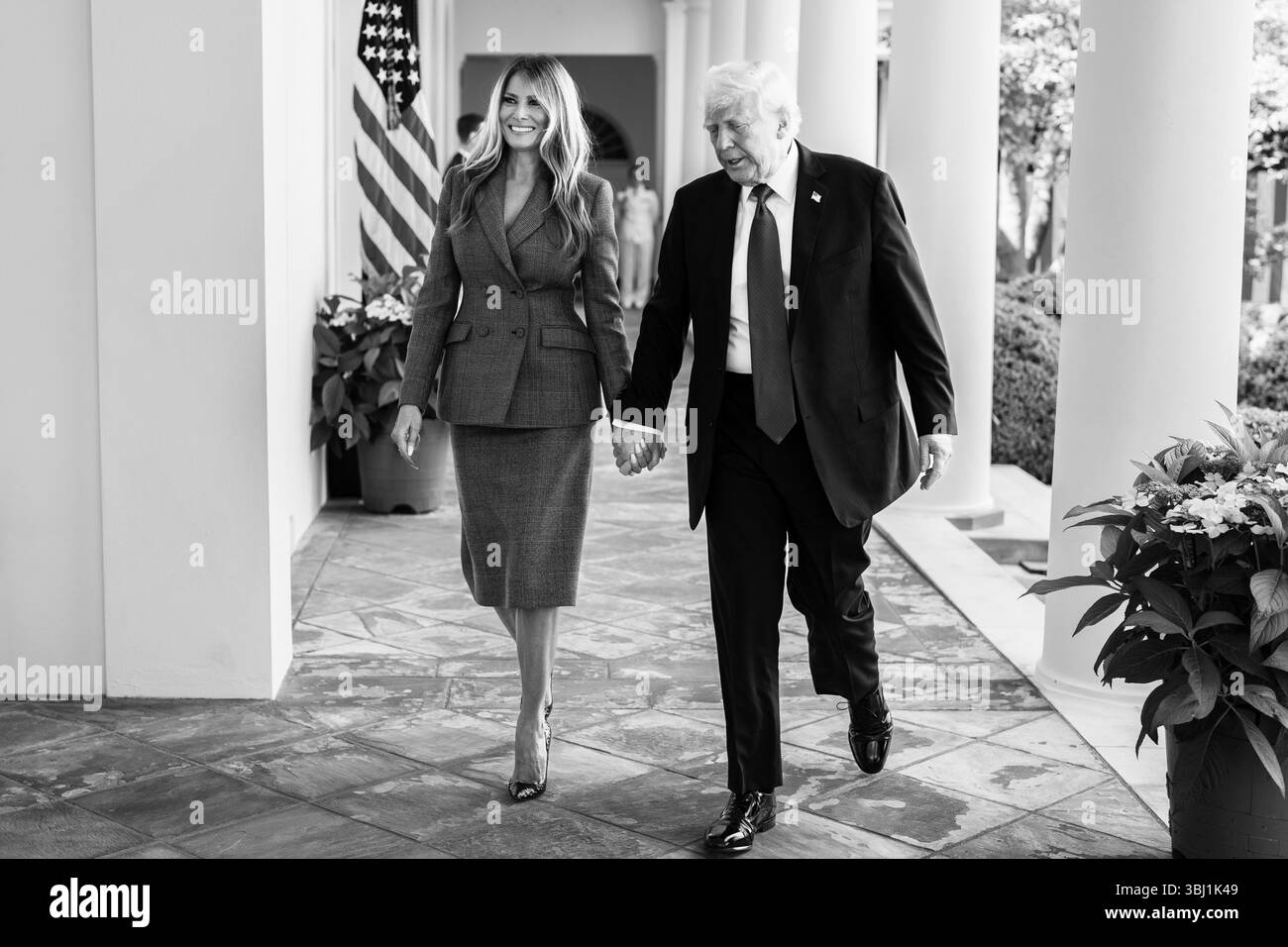 Il presidente Donald Trump e la First Lady Melania Trump partecipano a una cerimonia di firma del disegno di legge per il Take IT Down Act, lunedì 19 maggio 2025, Foto Stock