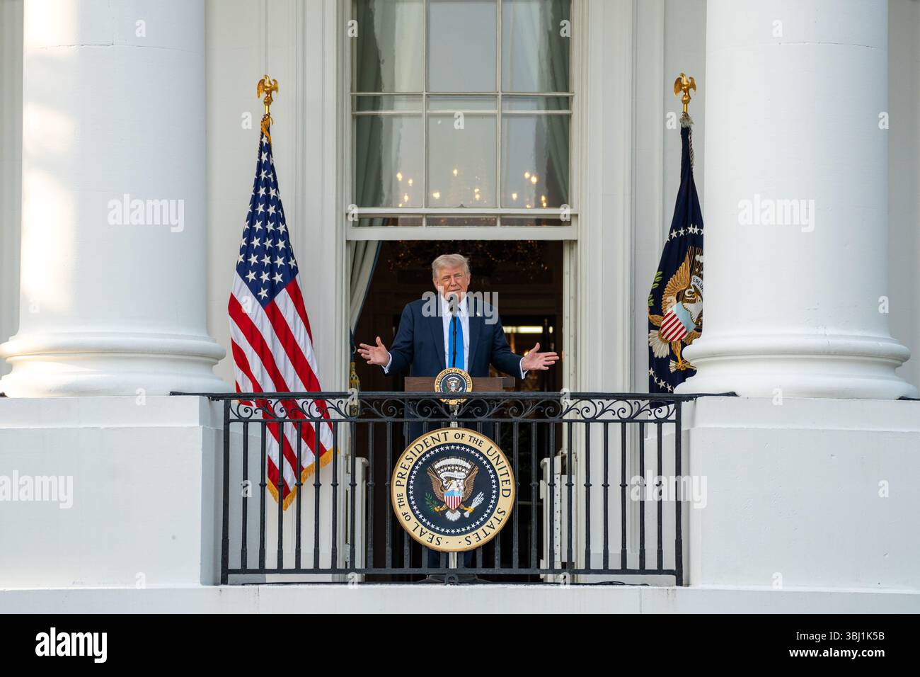 Il presidente Donald Trump fa delle osservazioni durante la “serata estiva” sul South Lawn della Casa Bianca, mercoledì 4 giugno 2025. Foto Stock